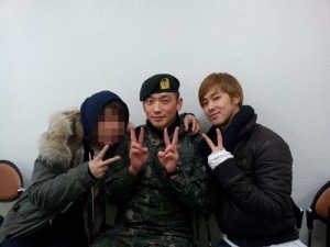 DBSK Yunho visita a Bi Rain en el ejército 21
