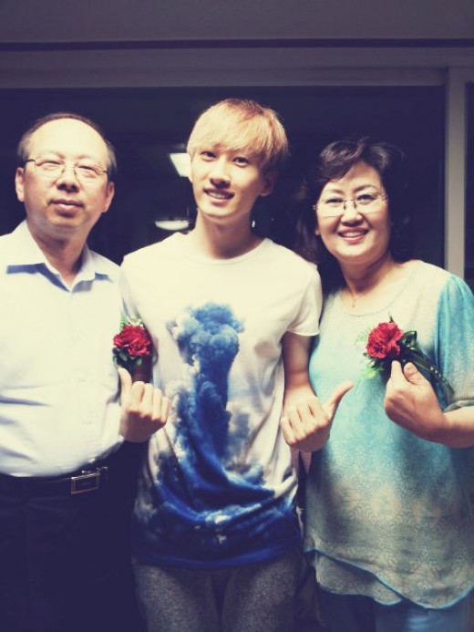 Eunhyuk de Super Junior comparte una foto con sus padres 65